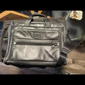 TUMI Black Leather Messenger Bag - Perfect for Work & Travel